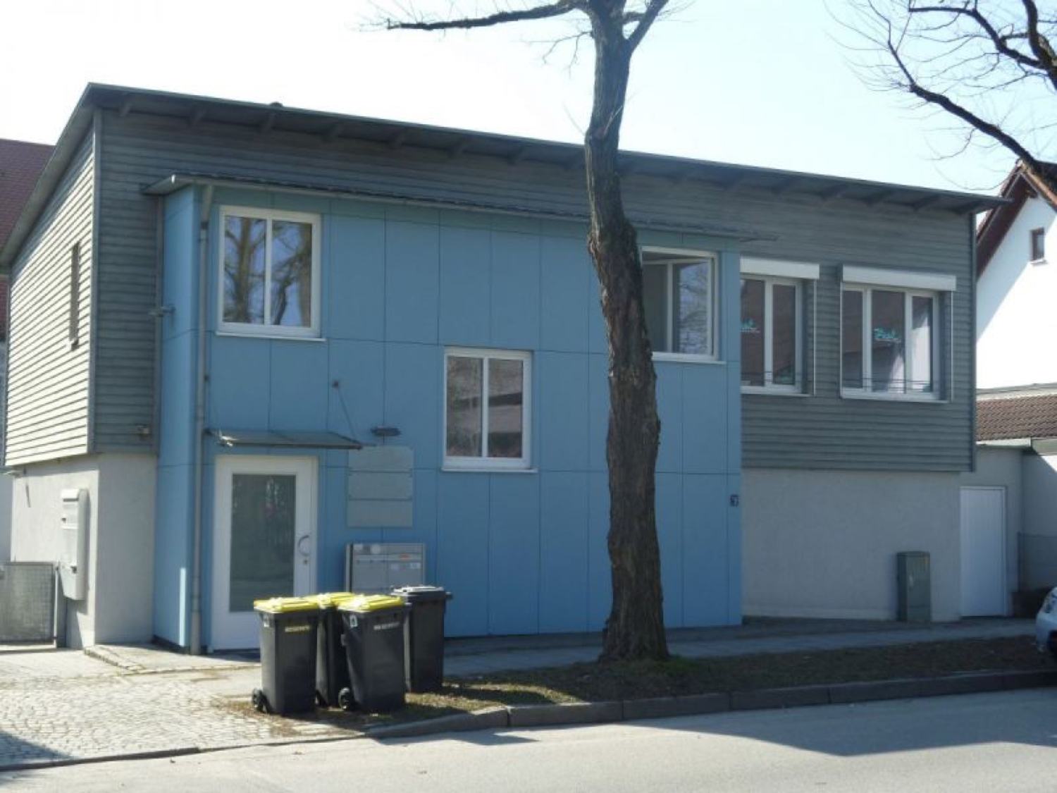 Gewerbegebäude mit blauem Fassadenanstrich